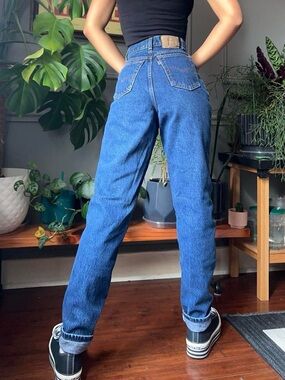 Levi's High-Rise Straight Jeans - Medium Blue